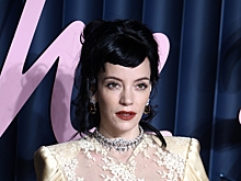 Лили Аллен пришла на вечеринку в блузе с глубоким декольте