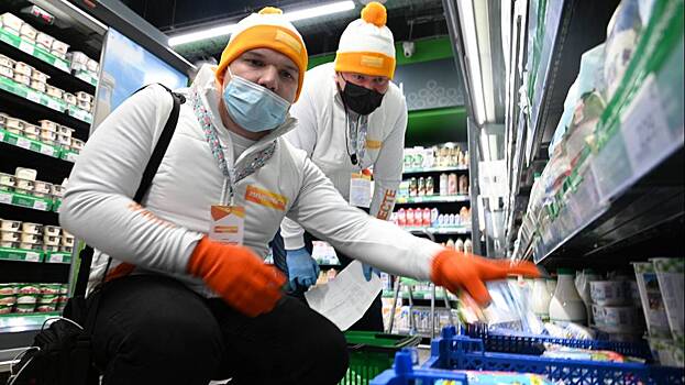 Добровольцев можно узнать по униформе и бейджу