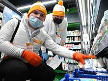 Добровольцев можно узнать по униформе и бейджу