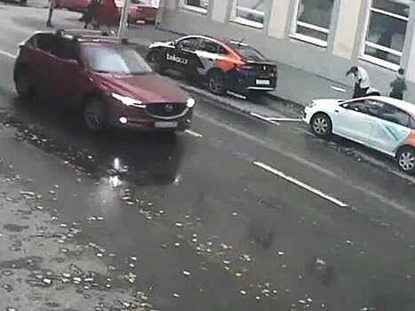 Кусок бетона упал с третьего этажа на девушек в центре Москвы