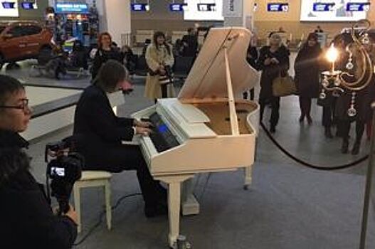 Два пермских замминистра выступили в аэропорту с музыкальными композициями
