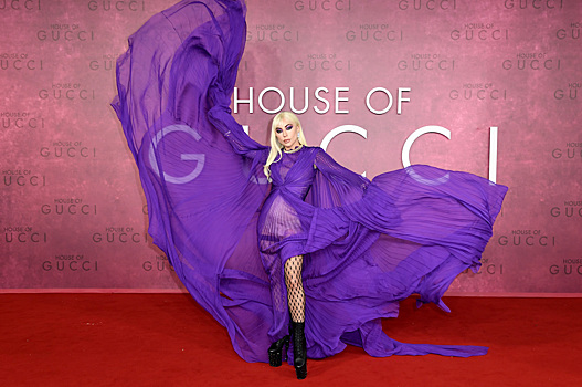 Гага пришла на премьеру «Дома Gucci» в сетчатых чулках, а Хайек — в платье из «расплавленного» золота