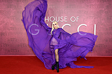 Гага пришла на премьеру «Дома Gucci» в сетчатых чулках, а Хайек — в платье из «расплавленного» золота