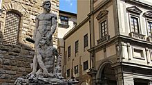 Обнаженный мужчина забрался на статую во Флоренции