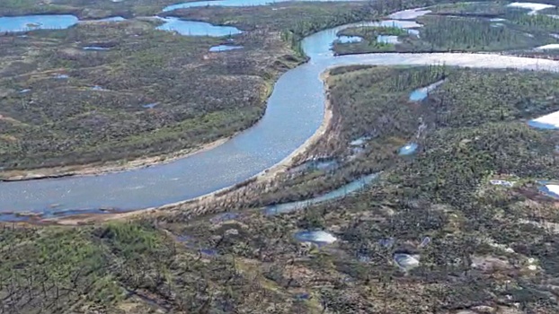 Отравленная река в бескрайних лесах: МЧС показало снятые с вертолета кадры последствий розлива нефти в Норильске