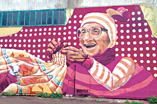 Чья бабушка нарисована на фасаде дома в Красноярске?