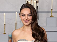 Мила Кунис пришла на «Золотой глобус» в корсетном платье