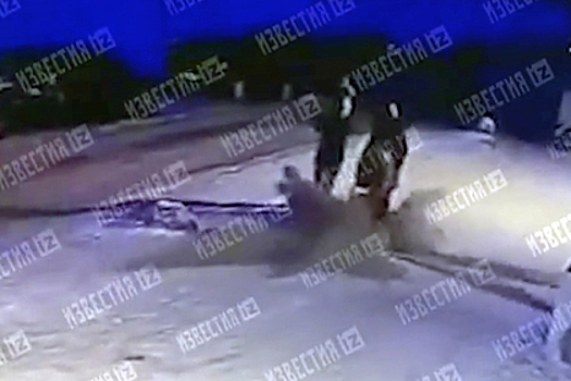 На гуляющих с ребенком россиян неизвестные сбросили мешок строительной смеси