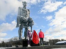 Сборная России по биатлону почтила память жертв ВОВ, посетив мемориал «Хатынь»
