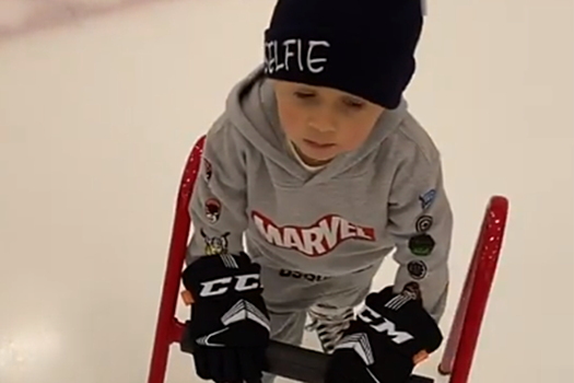 Как Малкин учит своего сынишку кататься на коньках