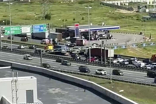Момент массовой аварии на КАД в Санкт-Петербурге попал на видео