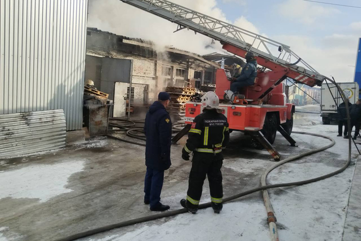 Пожар произошел на заводе туалетной бумаги под Новосибирском