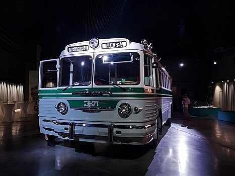 Легендарный междугородний автобус ЗИС(ЗИЛ)-127 показали в Музее Гаража особого назначения