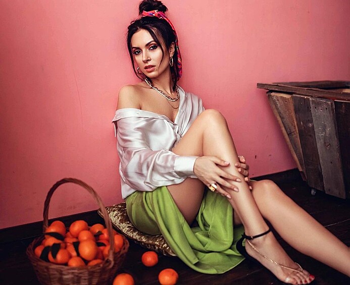 Татьяна Богачёва родилась в Севастополе в феврале 1985 года. После школы поступила в Киевскую академию культуры и искусства, работала моделью. 