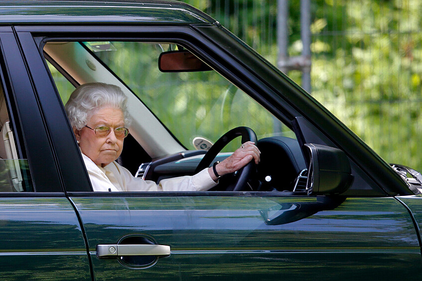 Королева Елизавета II за рулем автомобиля Range Rover, 2014 год