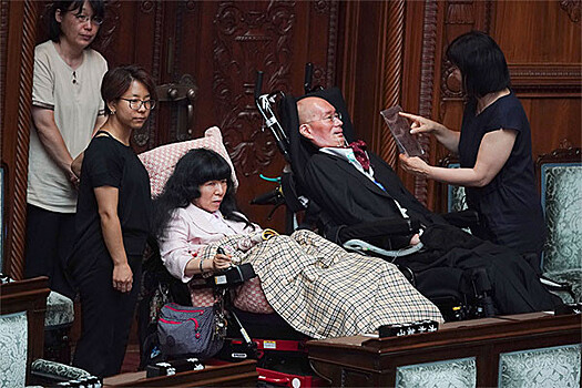 В Японии перестроили здание парламента, чтобы в него попали депутаты с инвалидностью