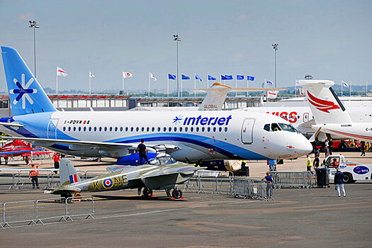 Superjet пролетел над Парижем