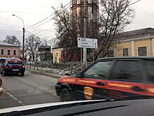Грузовой автомобиль снес металлические ограждения в центре Вологды