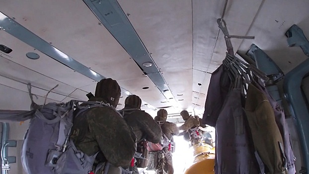 «Черные береты» в воздухе: морпехи выполнили прыжки с парашютом в Дагестане