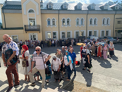 Сотни новосибирцев выстроились в очередь к мощам Сергия Радонежского