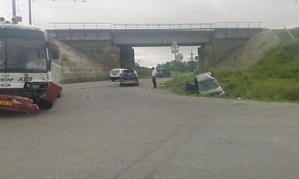Автобус протаранил УАЗ на трассе в Приморье. Погибли два человека