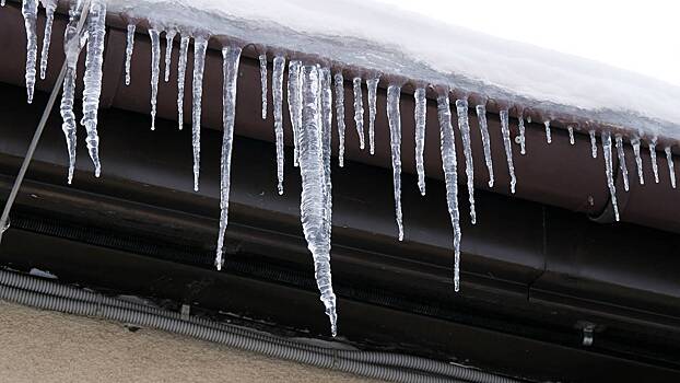 Россиянам раскрыли требования к уборке снега и наледи с крыш