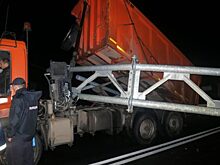 Открылся кузов: на трассе М-2 «Крым» КАМАЗ сбил опору и повредил два авто