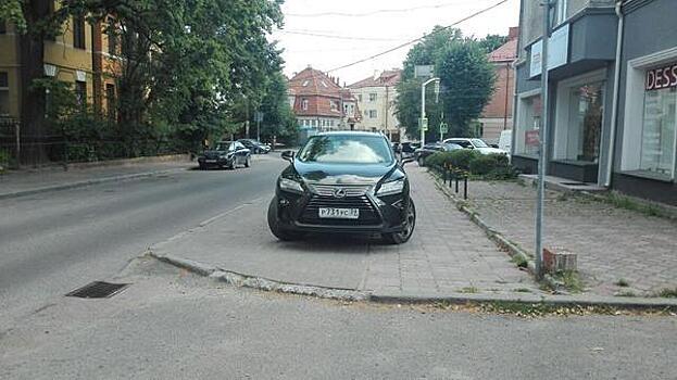 "Водитель, ты судак": читатели "Клопс" назвали оставленный на тротуаре Lexus главным нарушителем недели