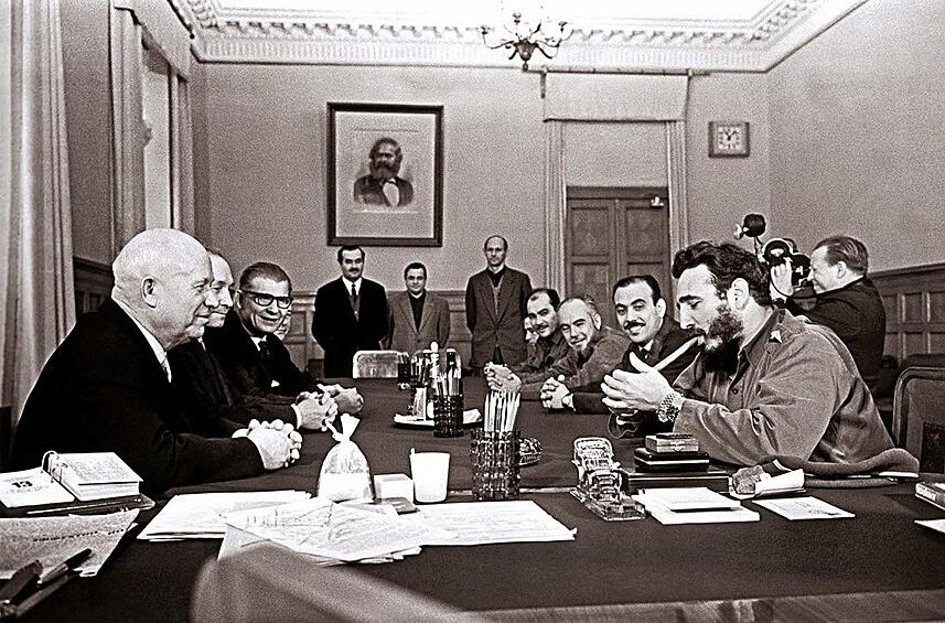 Фидель Кастро курит сигару во время встречи в Кремле, 1963. У него на руке часы «Ролекс», две штуки.  