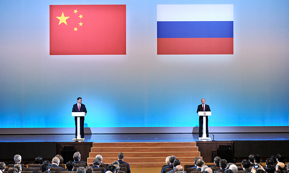 Председатель КНР Си Цзиньпин и президент РФ Владимир Путин на церемонии открытия года китайского туризма в России в Государственном Кремлевском дворце, 2013 год