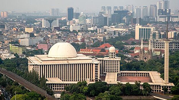 В Джакарте тысячи домов остались без электричества