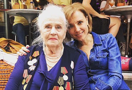 98-летняя бабушка Ксении Алферовой сходила с внучкой на фильм в 3D