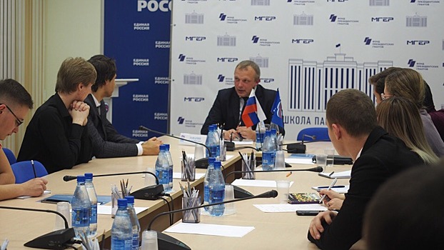 «Быть узнаваемым и держать обещания»: основам политики учатся юные парламентарии в Вологде