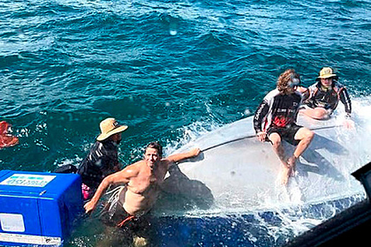 Перевернувшиеся на лодке мужчины сумели выжить в открытом океане