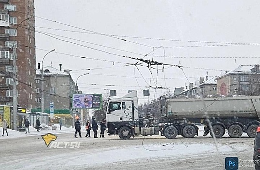 В Новосибирске около универмага Калининский оборвались провода для троллейбусов