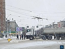В Новосибирске около универмага Калининский оборвались провода для троллейбусов