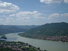 На Дунае в дамбу врезалось судно с пьяным капитаном