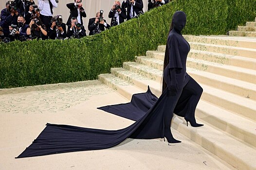 “Кто выпустил дементора?” Ким Кардашьян на Met Gala поразила черным нарядом без лица