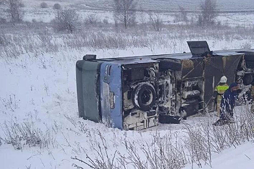 Десять человек госпитализированы после опрокидывания пассажирского автобуса под Тулой