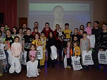 Хоккеисты «Кристалла» передали игрушки детям из ДНР и ЛНР