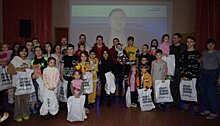 Хоккеисты «Кристалла» передали игрушки детям из ДНР и ЛНР