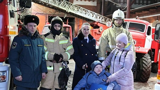 Московские пожарные исполнили новогоднее желание 8‑летнего жителя Зеленограда