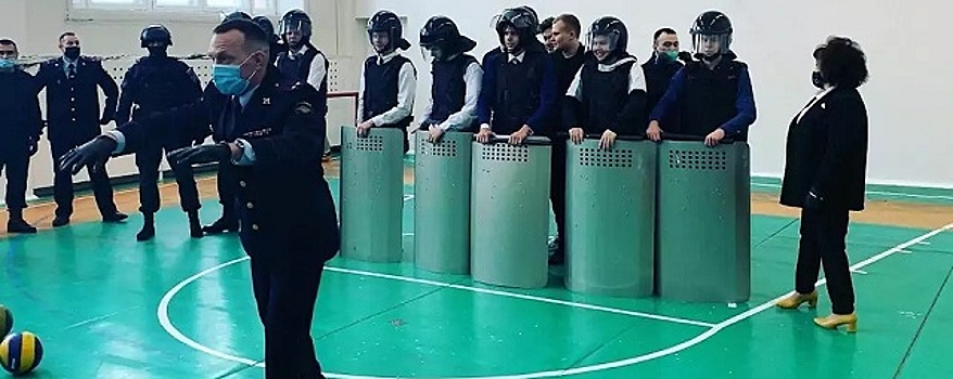Замглавы полиции в ХМАО уволили после «разгона митинга» в школе