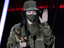 Билли Айлиш в пижаме цвета хаки, Sia в платье с бантом и другие на премии Billboard Music Awards