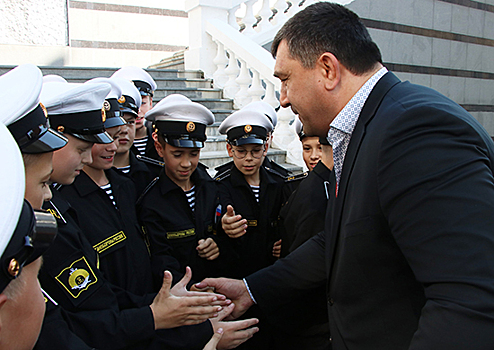 Воспитанники Владивостокского нахимовского училища встретились с олимпийским чемпионом Давидом Мусульбесом