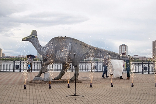В Благовещенске на набережной появилась фигура динозавра в натуральную величину