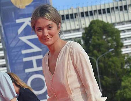 Мать Надежды Михалковой опубликовала снимки дочери в розовом купальнике с «Кинотавра»