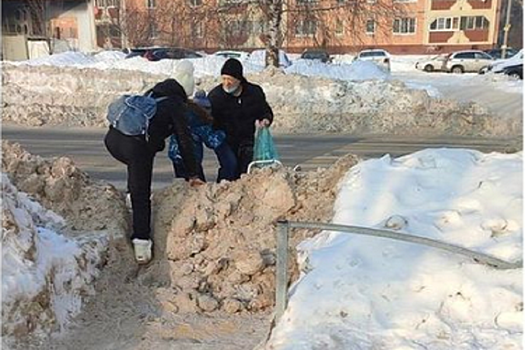 Очевидцы засняли заблокированный снегом пешеходный переход у рязанского сквера