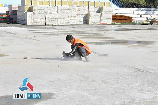 Оренбургские строители продолжают реконструкцию стадиона «Шахтер» в Перевальском районе