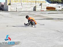 Оренбургские строители продолжают реконструкцию стадиона «Шахтер» в Перевальском районе